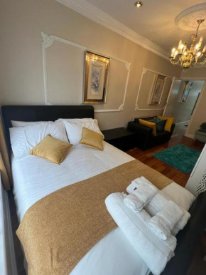 JAN'S HAVEN , lovely one bed flat with 2beds and free parking